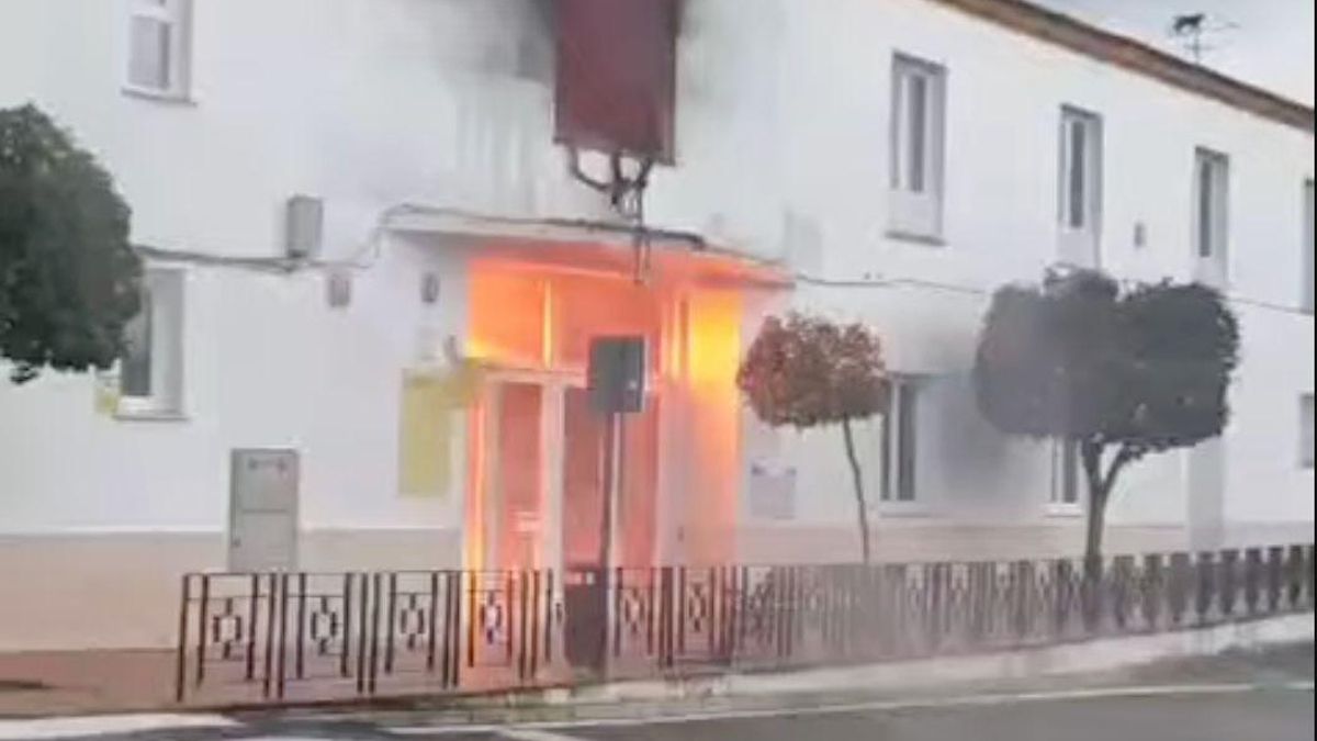 Los bomberos extinguen un aparatoso incendio en el Centro de Usos Múltiples de Villaharta