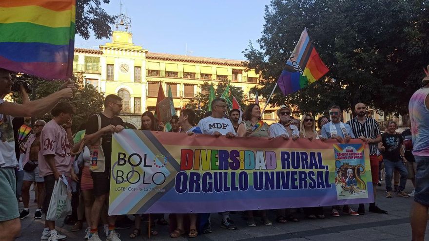 Ambiente lúdico y reivindicativo en el Orgullo de Castilla-La Mancha: "Hay que intentar convivir todos de manera natural"