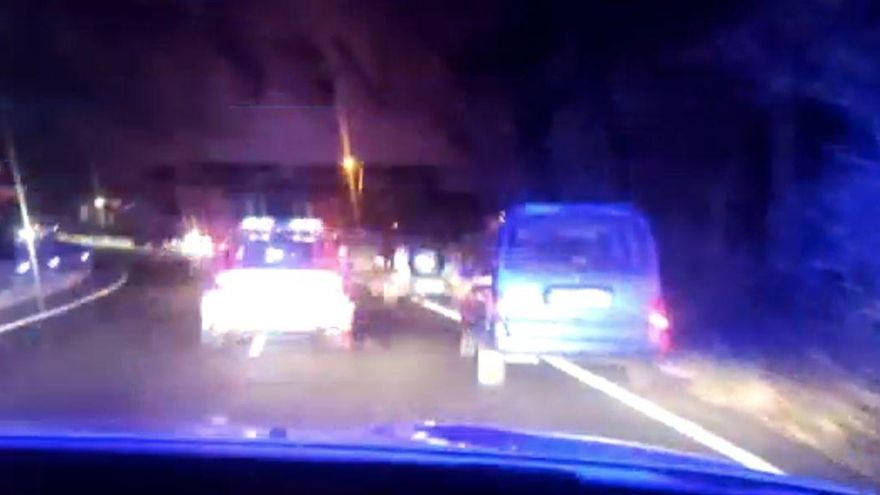 Coches mal estacionados en las vías cercanas al volcán.