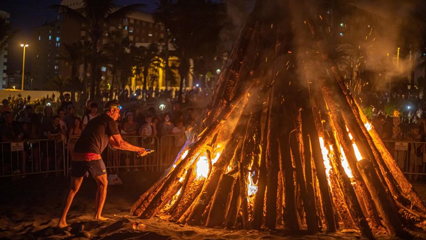 FOTOGALERÍA | Canarias vuelve a celebrar la noche de San Juan con hogueras y fuegos artificiales tras el parón por la pandemia