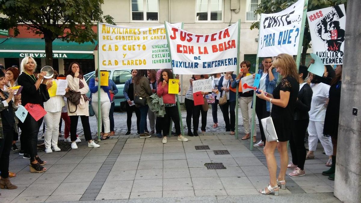 Medio centenar de auxiliares de enfermería se concentran ante el Gobierno y serán recibidas por De la Sierra