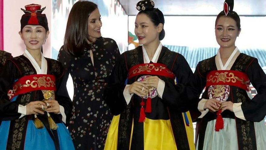 La reina Letizia (2i) vista el estand de Corea del Sur en la Feria Internacional de Turismo Fitur 2020 durante su inauguración en Ifema, Madrid, este miércoles.