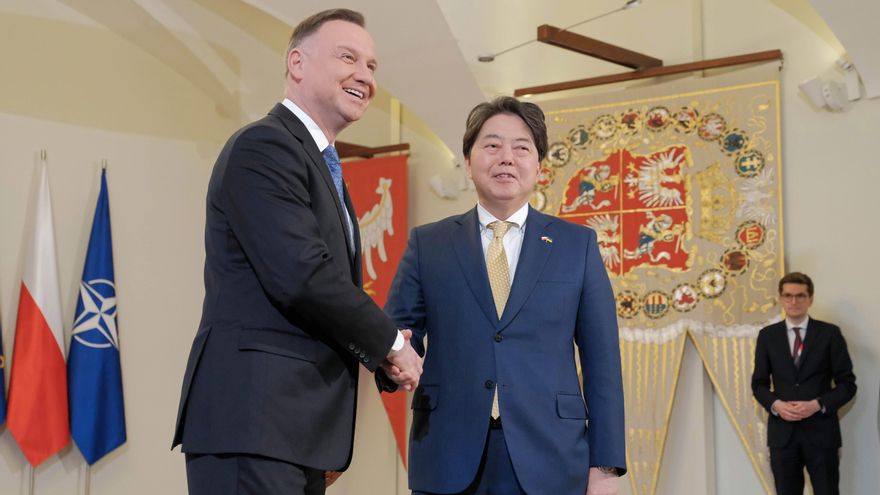 El canciller nipón regresa de su viaje a Polonia con 20 refugiados ucranianos