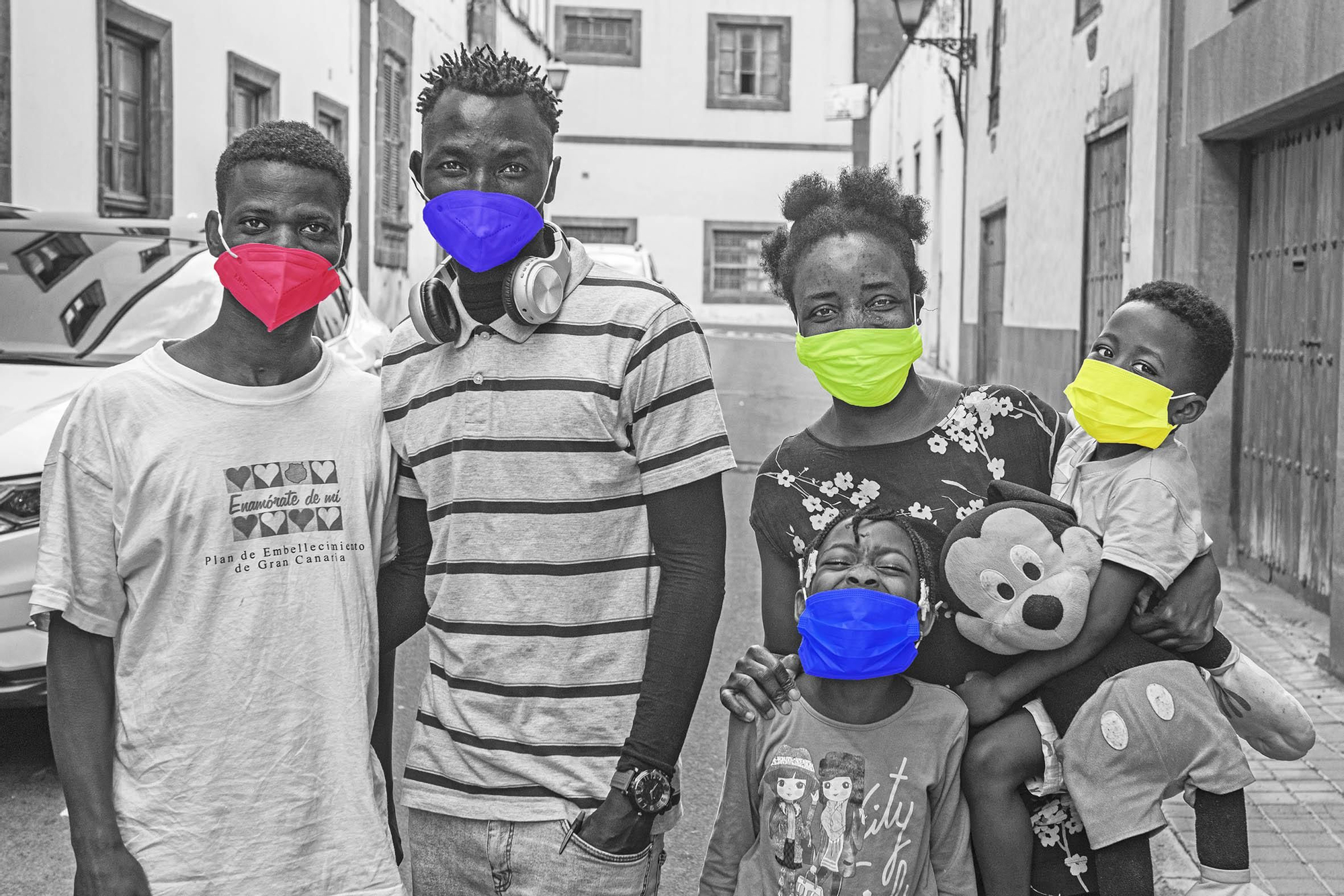 Enmanuel, Djibril, Mawa y sus hijos Mohamed y Fatia, migrantes en Centro de Acogida