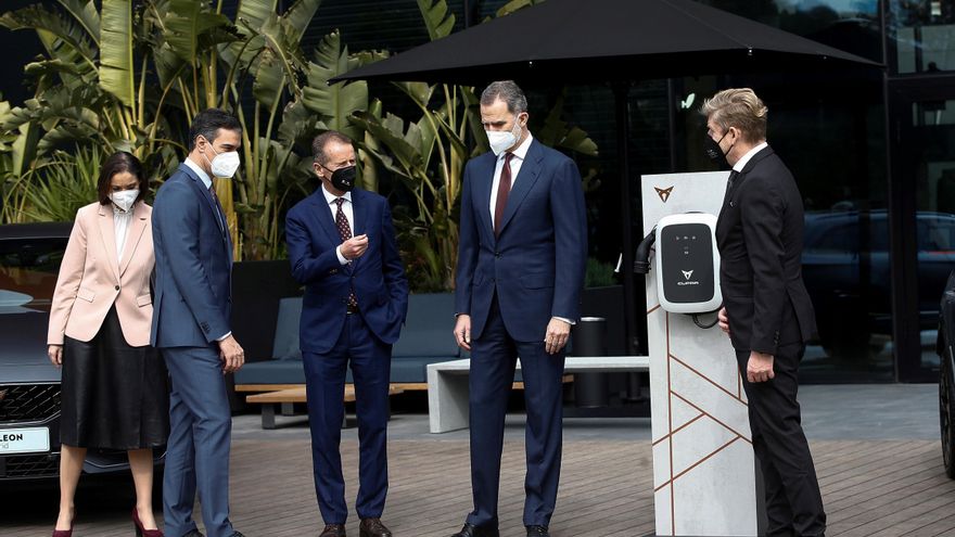 Compromiso con el coche eléctrico, plante del Govern y pancartas independentistas en la visita de Sánchez y el rey a Seat