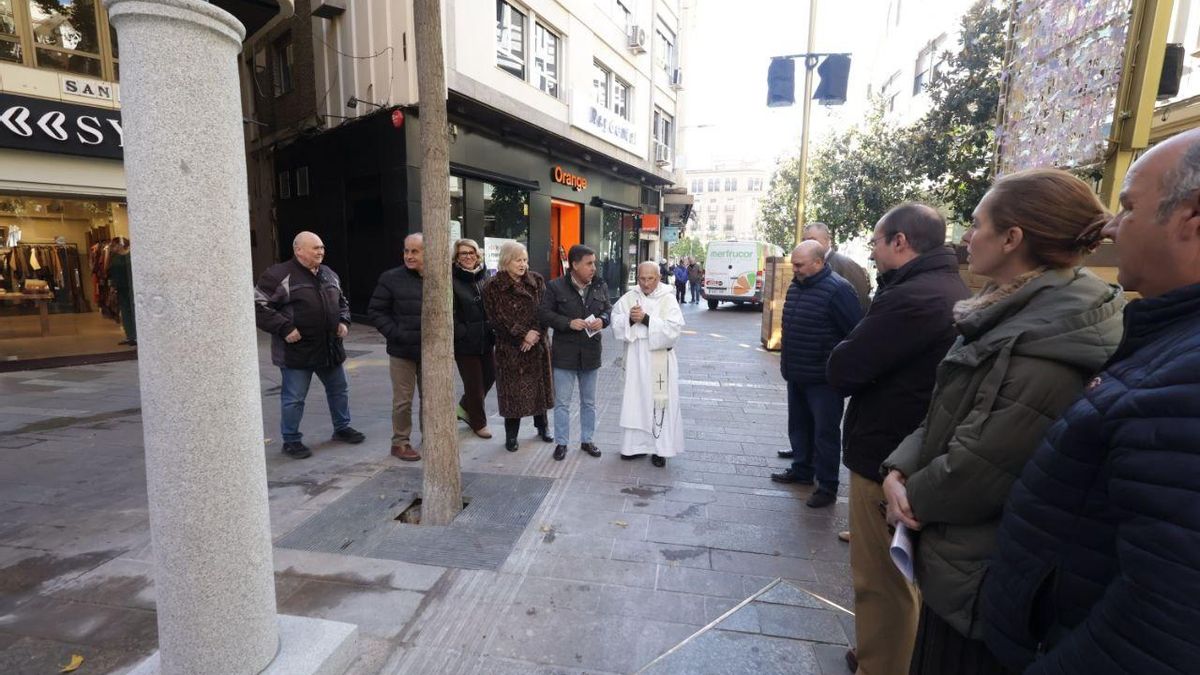 El Ayuntamiento repone la cruz de San Álvaro que un coche derribó en la calle Cruz Conde