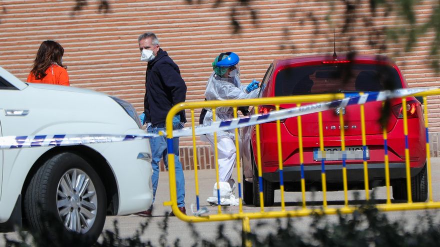 Sanitarios se preparan para administrar los tests rápidos de coronavirus , foto de archivo