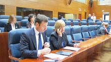 Tomás Gómez y Maru Menéndez, en sus escaños de la Asamblea de Madrid. / Europa Press