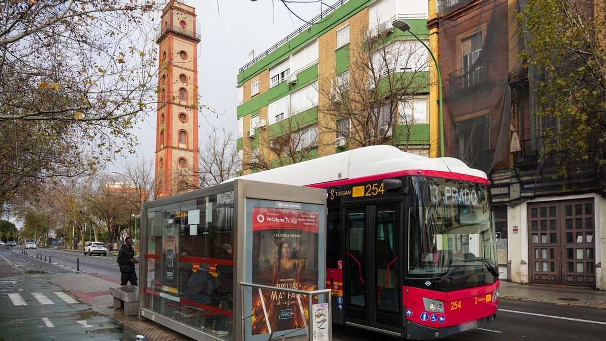 Autobús de Tussam en una parada en la Resolana.