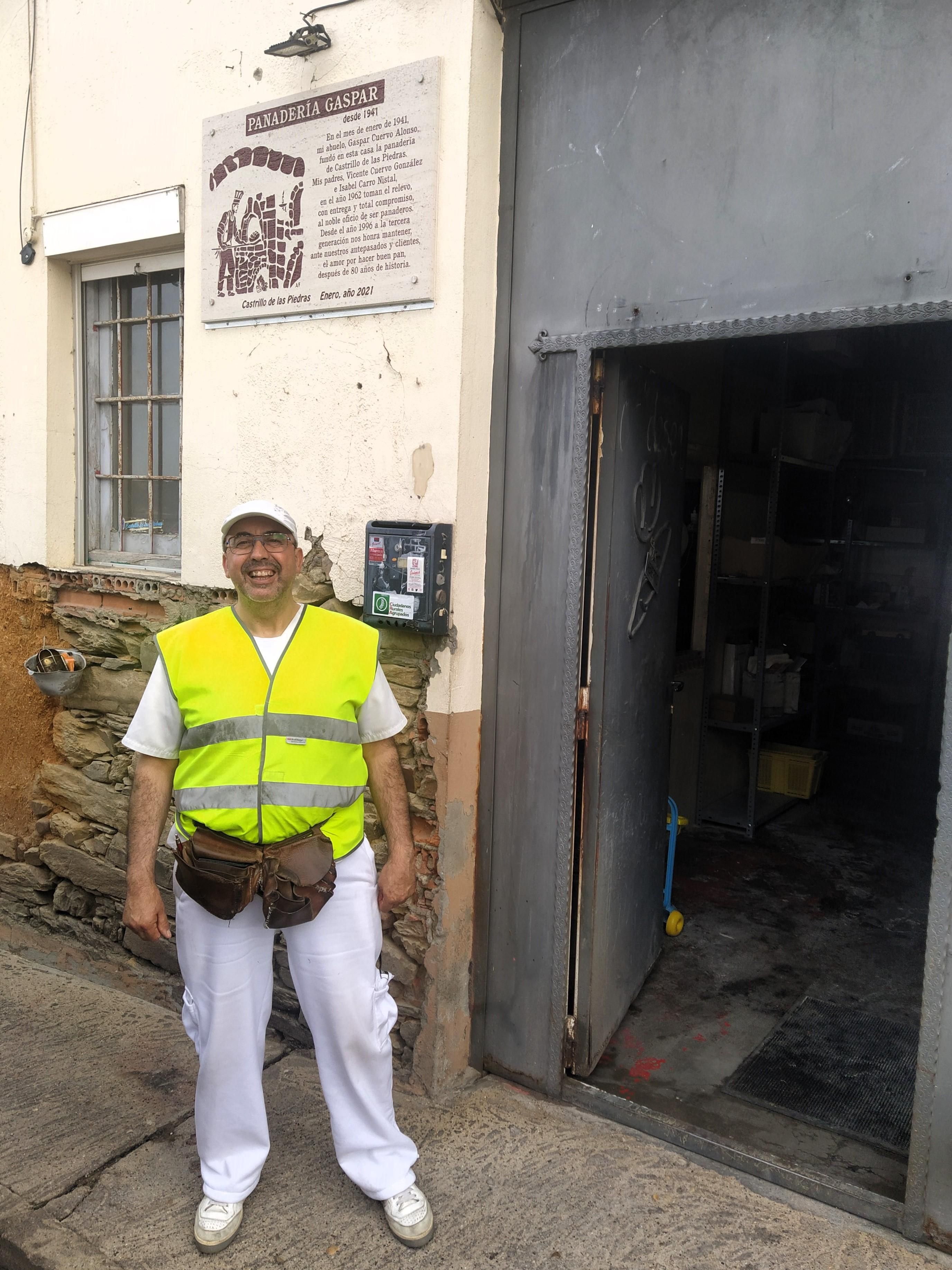 Gaspar Cuervo Carro, al frente de Panadería Gaspar.