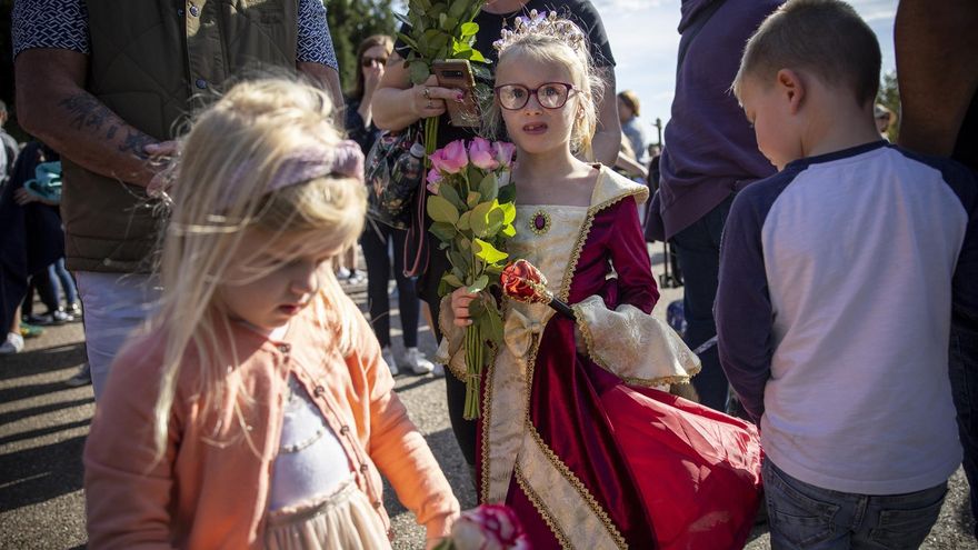 Nietos de la reina Isabel II participan en una vigilia y británicos hacen cola de 14 horas para despedirla