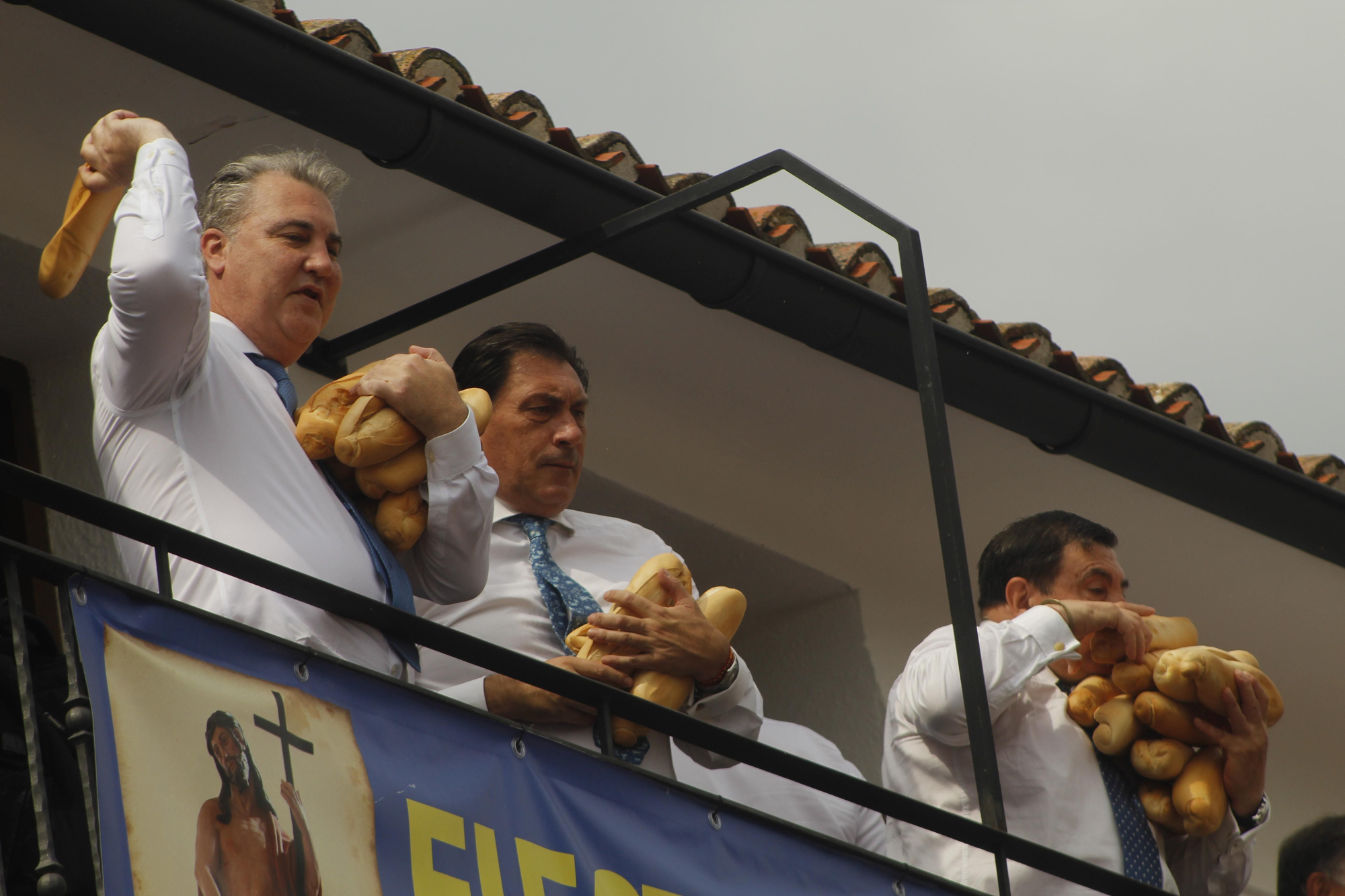 Los panes y los quesos vuelan desde la ermita de Quel para cumplir con una tradición de más de 500 años