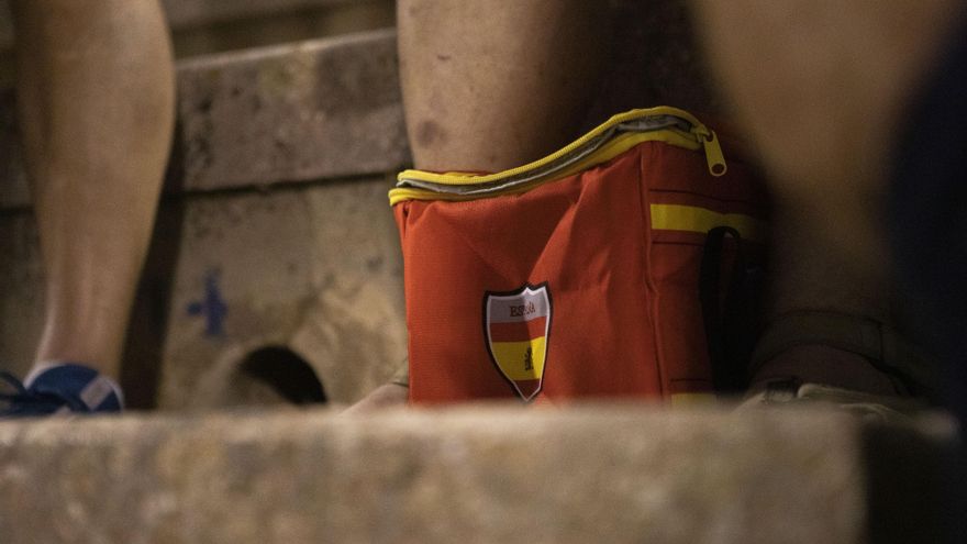 Un neceser con la bandera de España de uno de los asistentes a la corrida de toros.