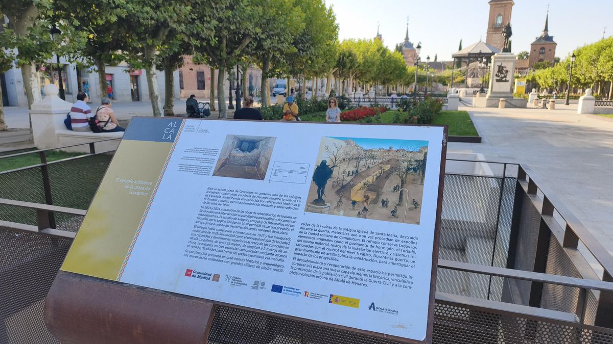 Cartel del refugio antiaéreo de la plaza de Cervantes en Alcalá de Henares.