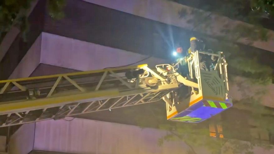 Vecinos confinados, pasillos llenos de humo y cinco intoxicados por un fuego en un bloque con 120 pisos en Gaztambide