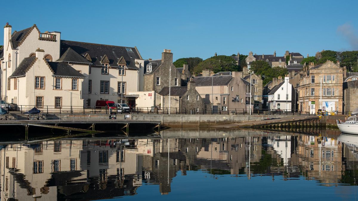 Frente marítimo de Lerwick: Comercial Street.