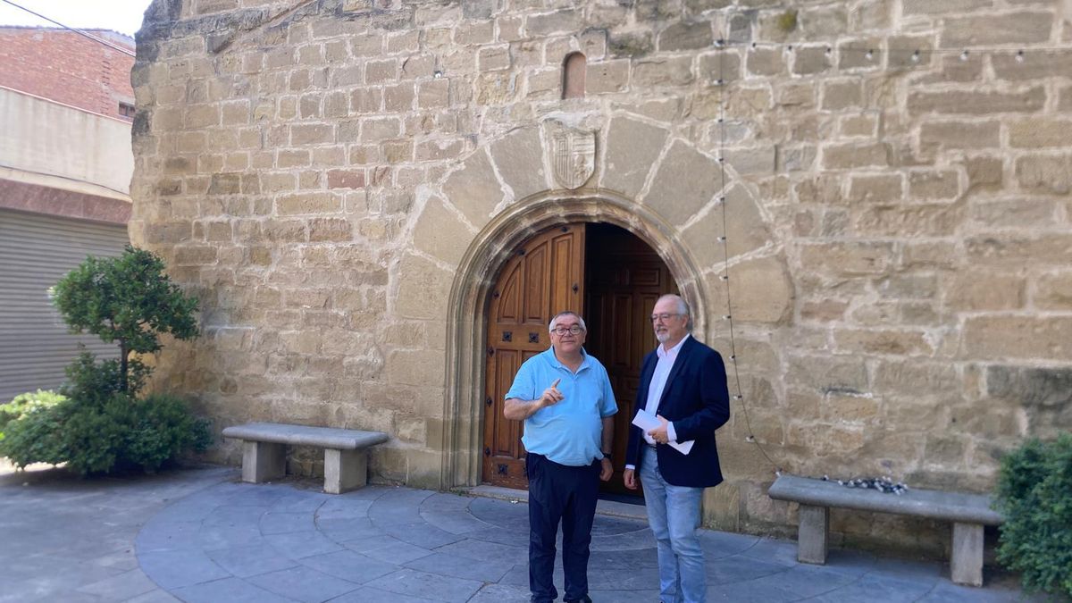 El párroco Jesús María Ortega con el concejal de Varea frente a la Iglesia de San Cosme y San Damián de Varea