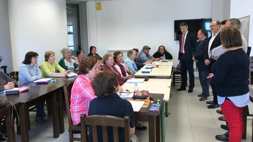 El presidente de la Diputación de León, Juan Martínez Majo, visita el Aula de Educación de Adultos de Villadangos.