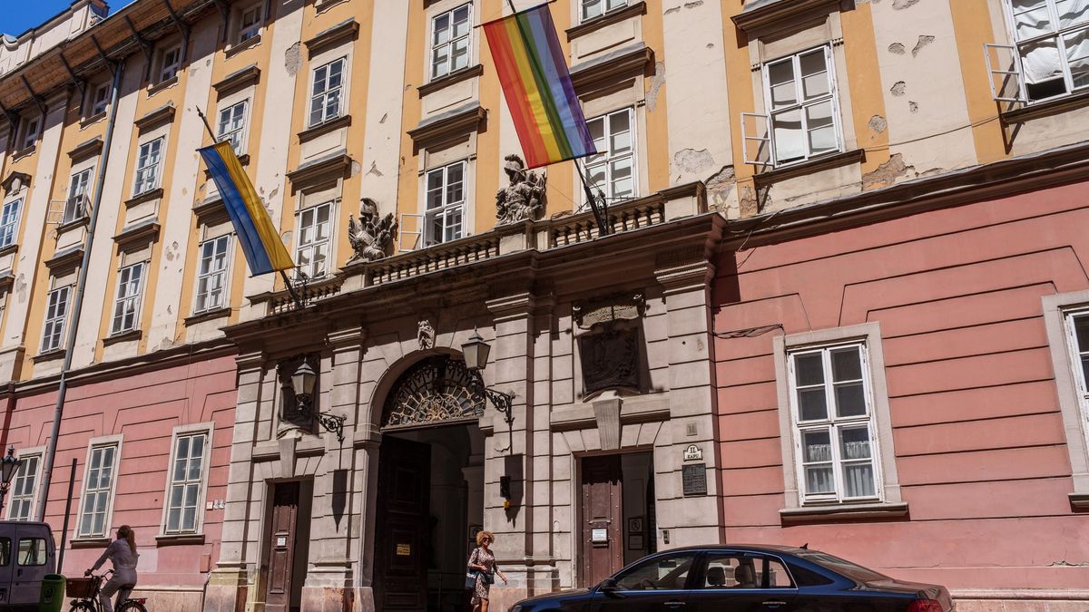 El Ayuntamiento de Budapest, donde el alcalde coloca la bandera arcoíris cada Orgullo desde hace siete años.