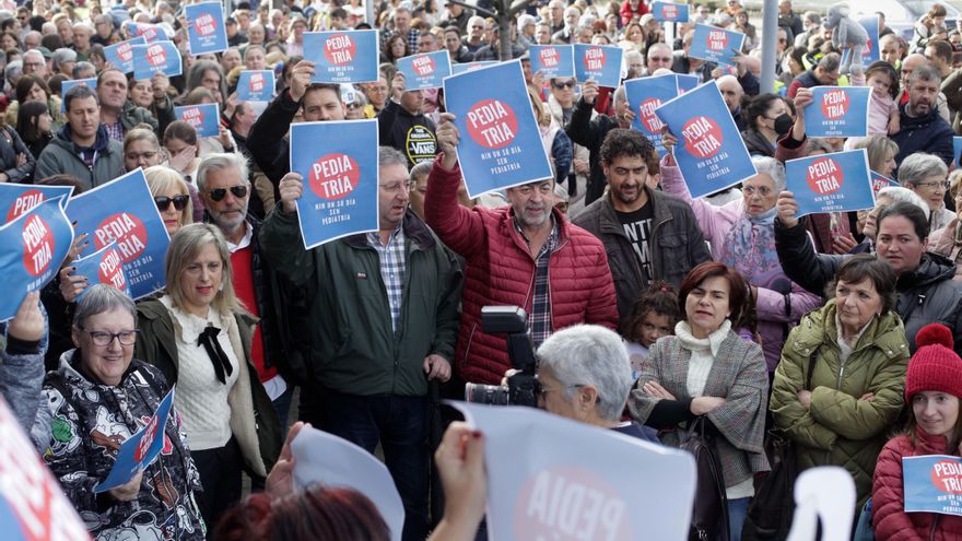 Varias personas protestan en una concentración convocada por la Plataforma na Defensa da Sanidade Pública da Mariña para denunciar la falta de pediatras.