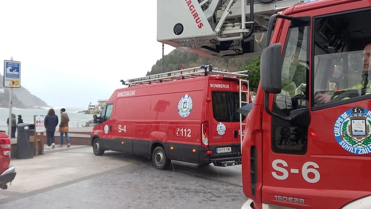 Coches de Bomberos de Donostia en una operación junto a La Concha.