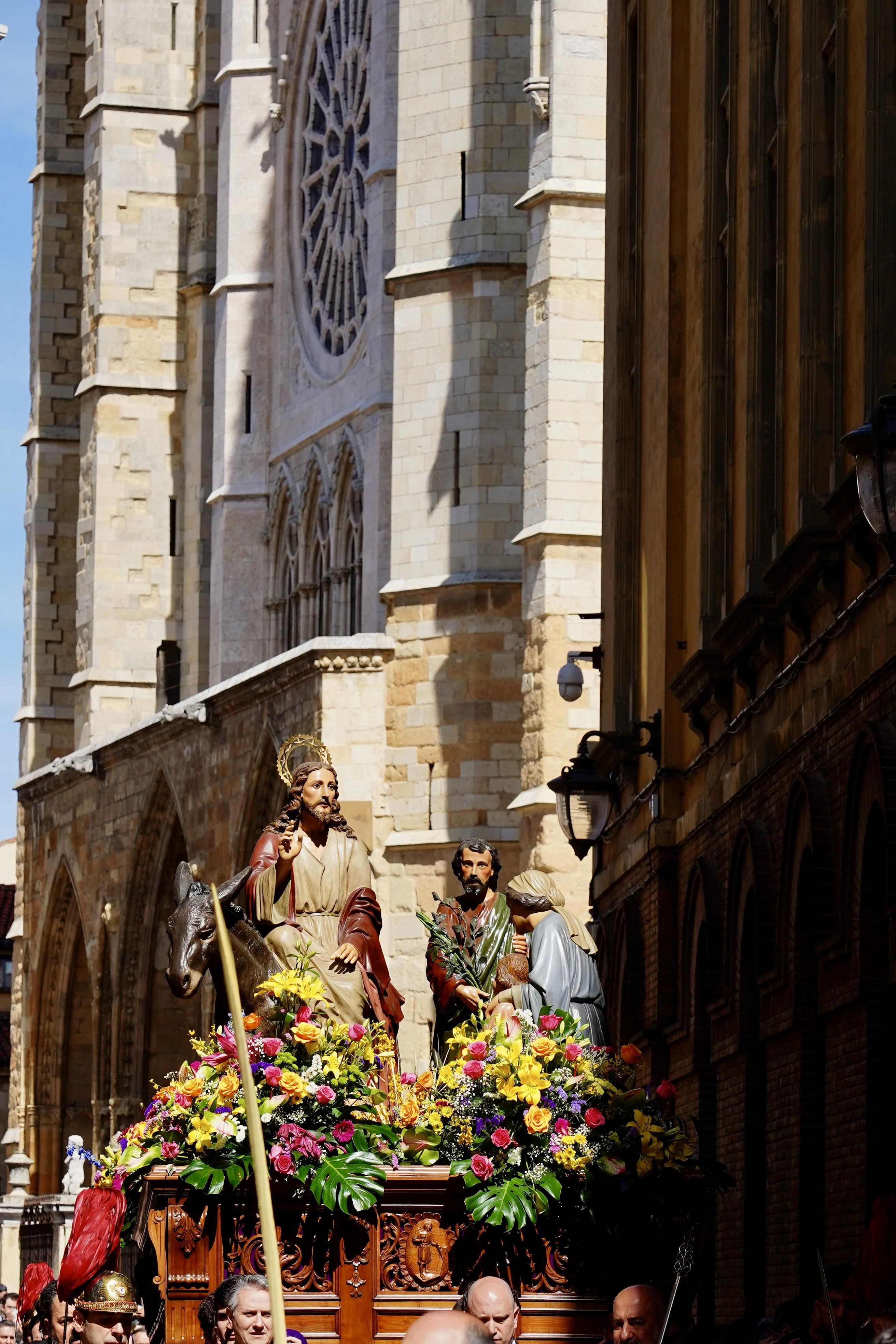 Una procesión de Las Palmas en León bajo el sol y en imágenes
