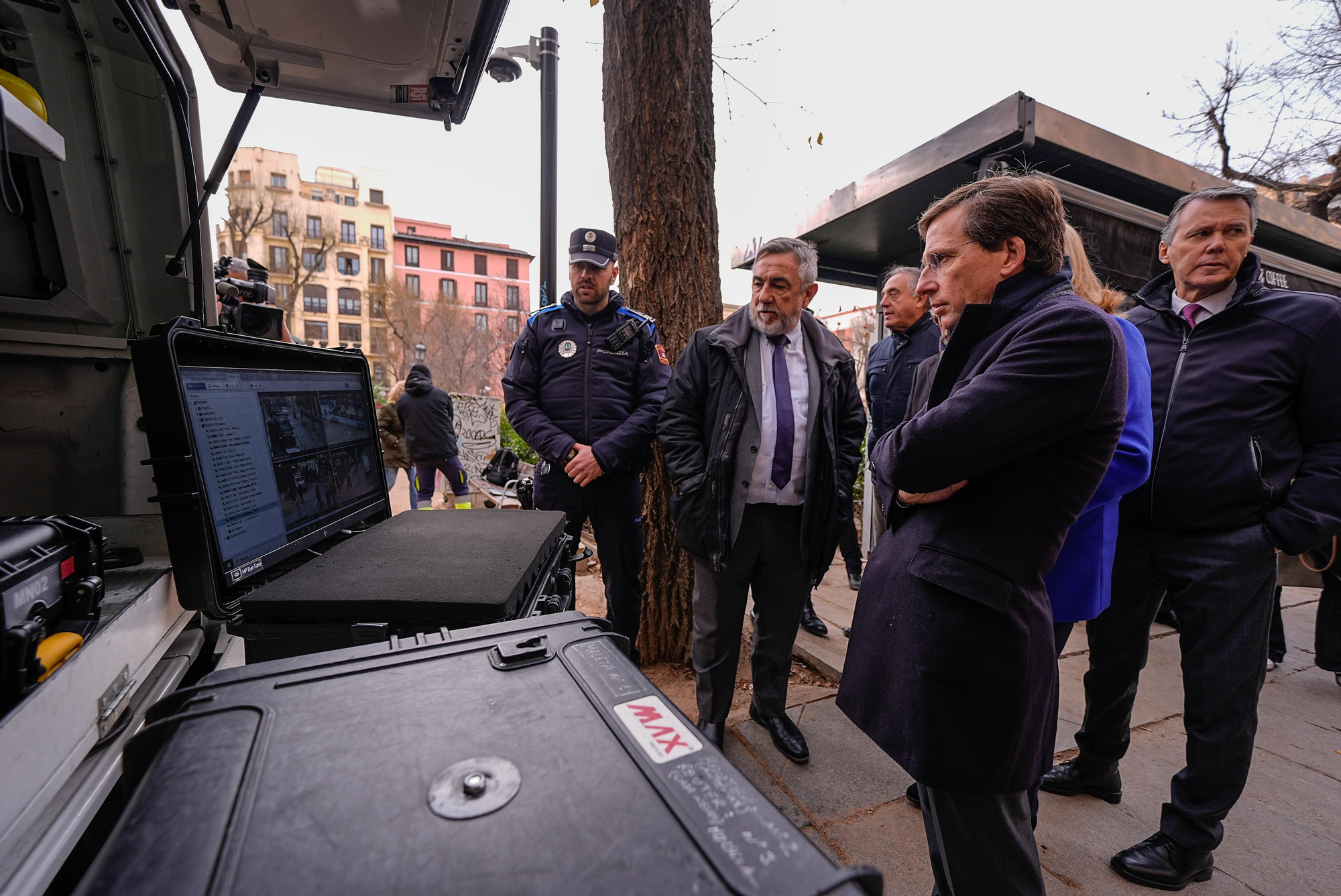 Almeida "inaugura" las cámaras de vigilancia en el Dos de Mayo