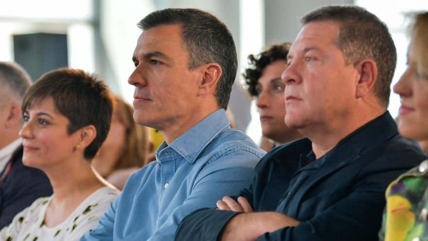 De izquierda a derecha, Isabel Rodríguez, Pedro Sánchez y Emiliano García-Page, en un mitin en Puertollano, durante un acto de campaña del PSOE de Castilla-La Mancha, en el Palacio de Congresos y Exposiciones, a 14 de mayo de 2023, en Puertollano, Ciudad Real.