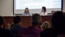 La presidenta de la Unió de Periodistes, Noa de la Torre (izquierda)