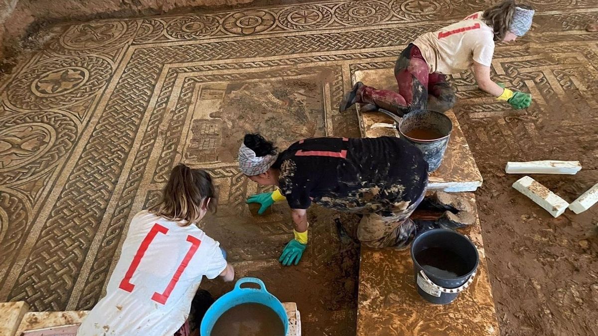Restauradoras trabajando en la limpieza del mosaico de la estancia 26 de La Malena.