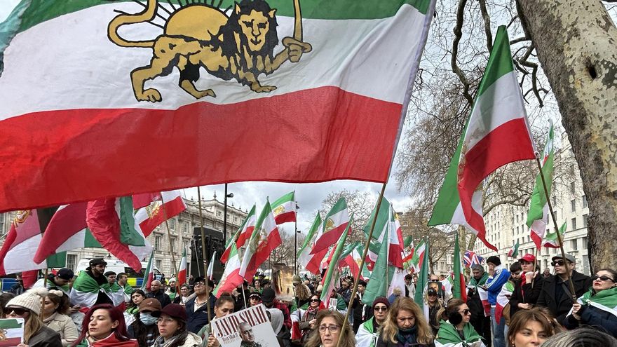 Manifestación de iraníes promonárquicos en Londres, el 28 de febrero de 2026.