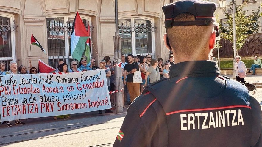 Protestas ante el Parlamento y gran despliegue de la Ertzaintza ante las explicaciones por las cargas de Loiu