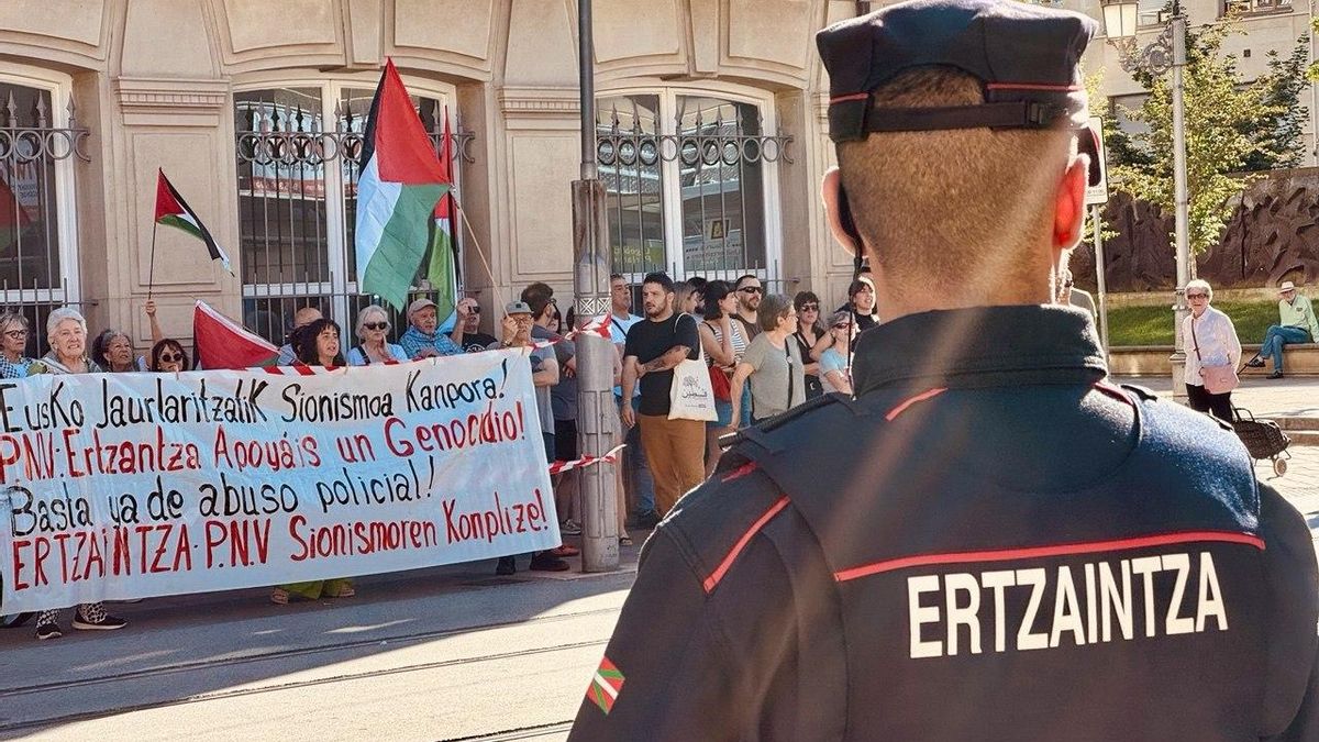 Protestas ante el Parlamento y gran despliegue de la Ertzaintza ante las explicaciones por las cargas de Loiu