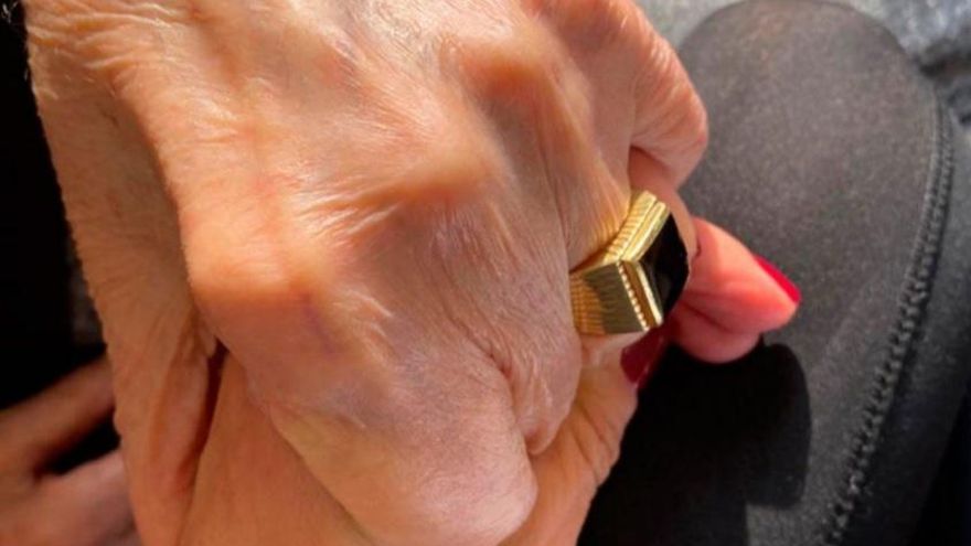 Familiares de un enfermero prófugo devolvieron el anillo robado a Carlos Menem