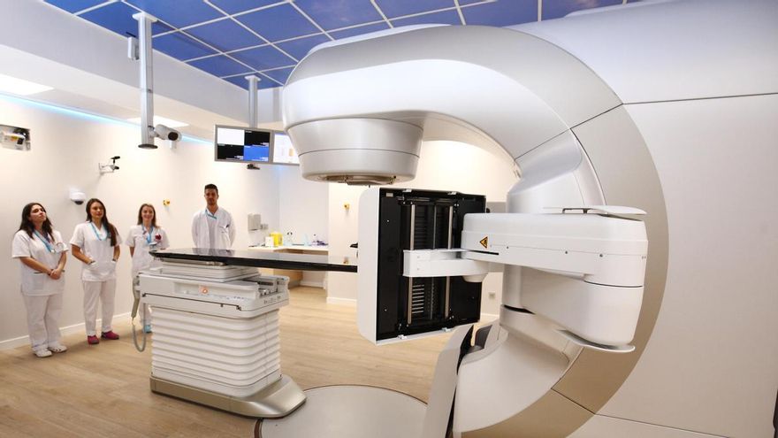 La radioterapia prometida hace seis años por la Junta para el hospital público de El Bierzo arranca privatizada en Ponferrada