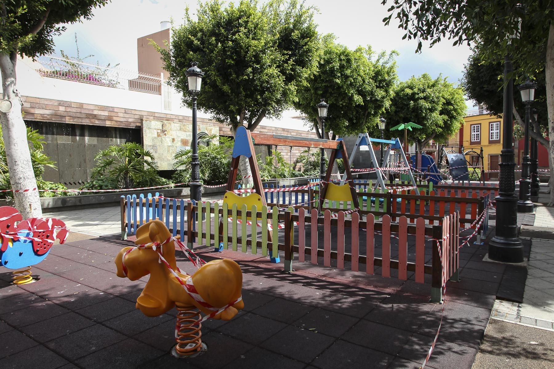 Parques vacíos en Gran Canaria por el estado de alarma.