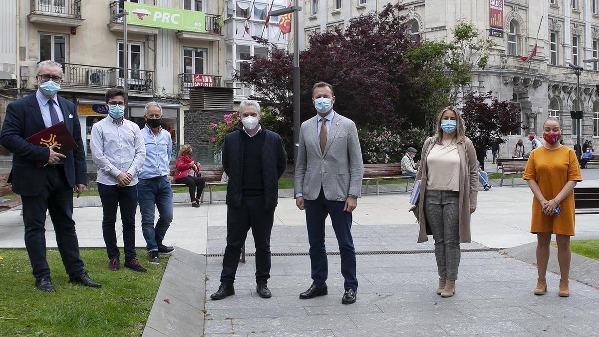 Dirigentes del PRC, entre los que se encuentra el alcalde de Guriezo, tras la rueda de prensa.