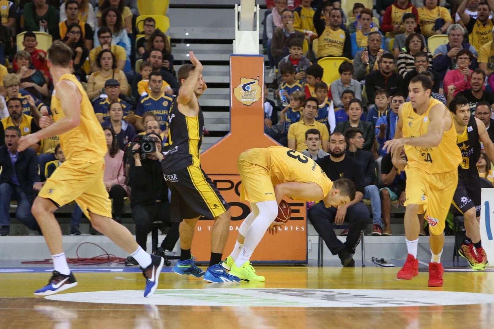 Partido entre el Herbalife Gran Canaria e Iberostar Tenerife en el Gran Canaria Arena. (Alejandro Ramos).