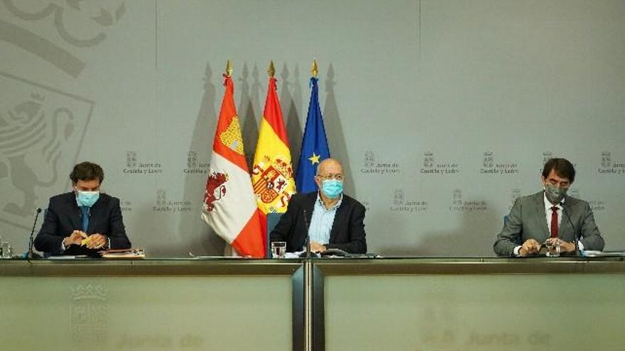 El vicepresidente, portavoz y consejero de Transparencia, Ordenación del Territorio y Acción Exterior, Francisco Igea, comparece en rueda de prensa posterior al Consejo de Gobierno junto al consejero de Economía Carlos Fernández Carriedo y el consejero de Fomento y Medio Ambiente Juan Carlos Suárez-Quiñones. / Miriam Chacón / ICAL