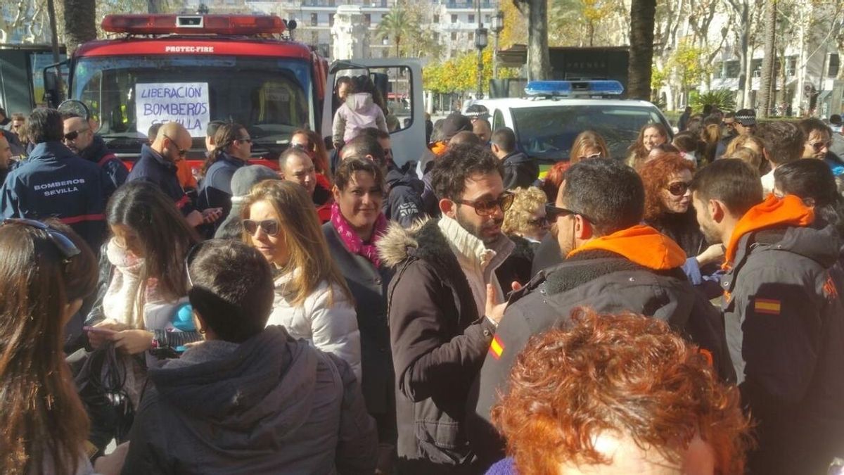 Cientos de personas se concentran para reclamar la puesta en libertad de los tres bomberos detenidos