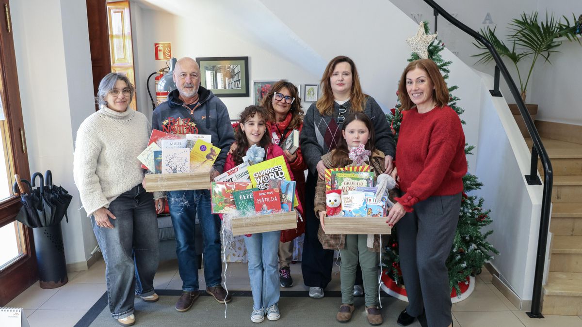 La biblioteca de Polanco premia a sus mejores lectores por Navidad con tres cestas llenas de libros