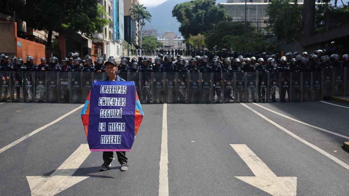 Una persona sostiene un cartel en una manifestación durante la conmemoración del Día Internacional del Trabajo en Caracas (Venezuela).