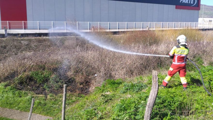 Bomberos sofocan un incendio de vegetación cerca del Polígono de La Vega en Reinosa