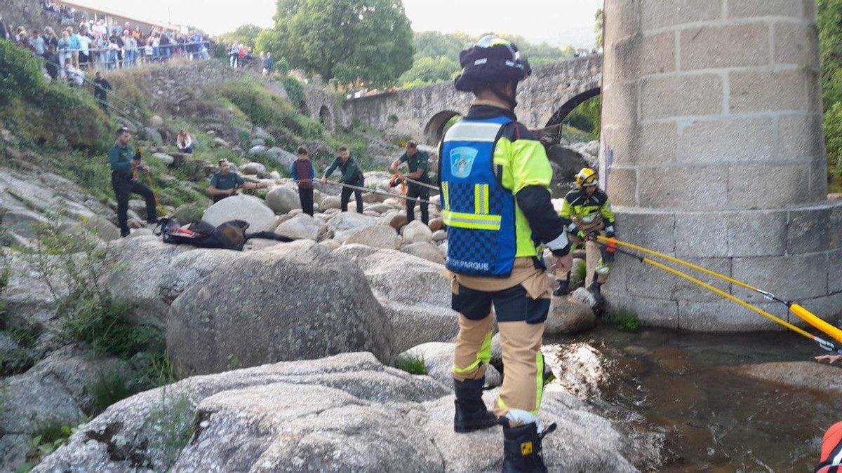 Imagen del rescate de una madre y su hijo atrapados por la corriente en la garganta de Cuartos, Losar de la Vera, Cáceres