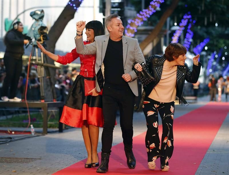 Las actrices Anabel Alonso (d) y Yanely Hernández y el presentador de la TVE Roberto Herrera, que harán de maestros de ceremonia de la Gala Drag Queen EFE/Elvira Urquijo A.