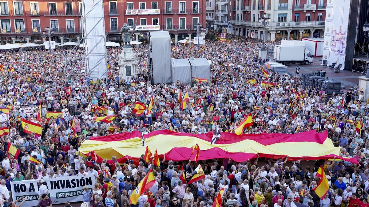 Lleno total en la Plaza Mayor de Valladolid en "defensa" de Ceuta y discreta manifestación clamando por los migrantes a 100 metros