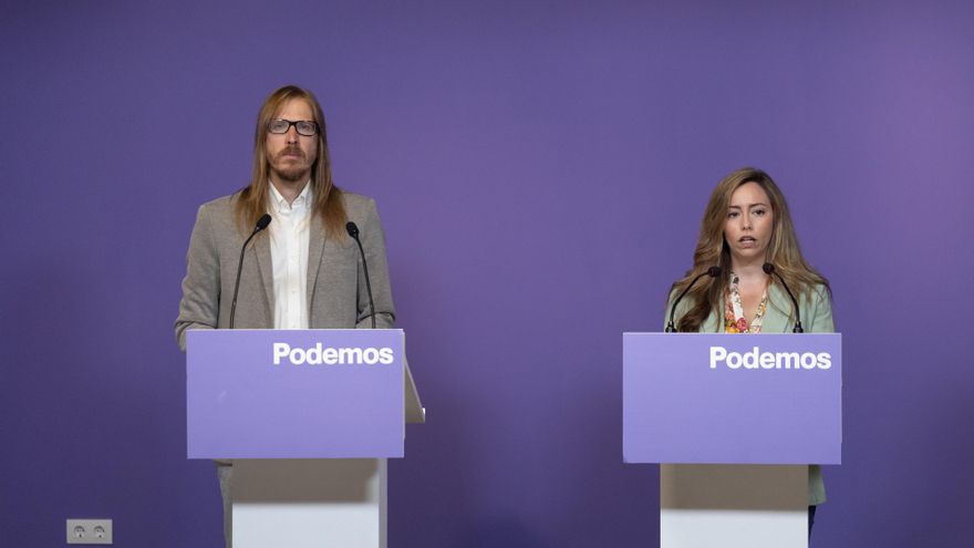 El portavoz de Podemos, Pablo Fernández y la coportavoz de Podemos, María Teresa Pérez, durante una rueda de prensa, en la sede del partido, a 9 de septiembre de 2024, en Madrid (España).