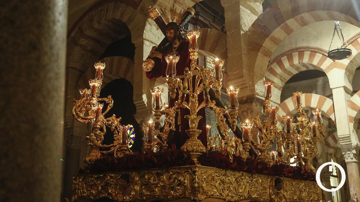 El Vía Crucis de las Hermandades con El Buen Suceso, en imágenes