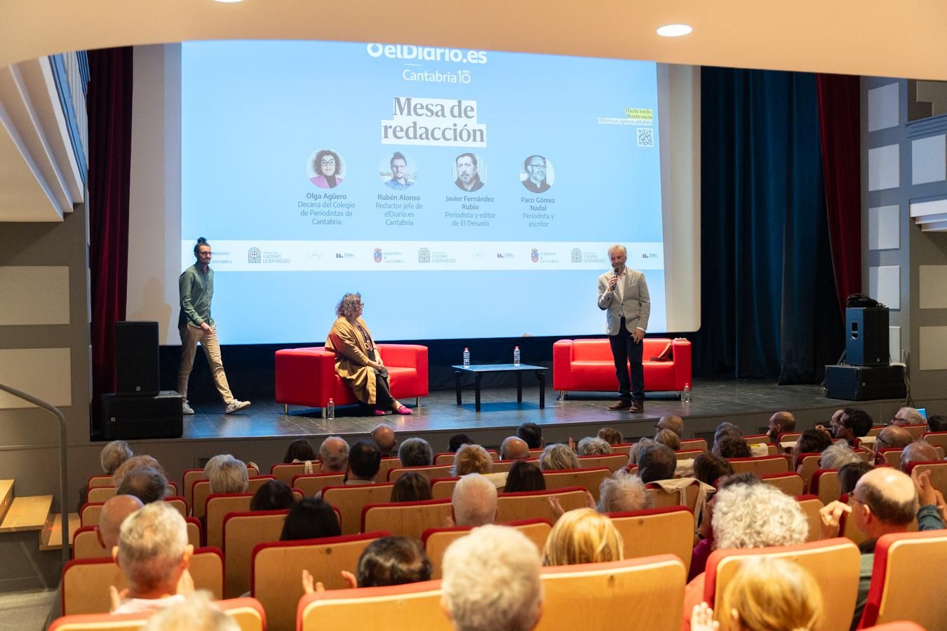 Andrés Hermosa presenta a los miembros del equipo de redacción que conversarán sobre periodismo local.