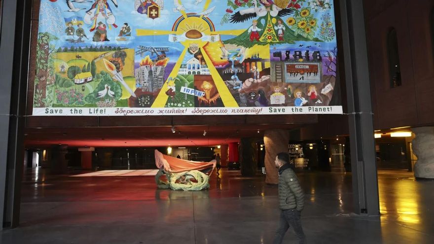 Niños de Irpin y Nagasaki versionan en murales gigantes el 'Guernica' de Picasso para exigir un mundo en paz